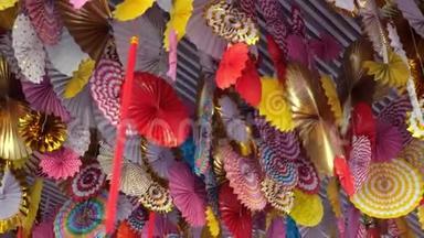 令人叹为观止的泰国彩色纸饰挂在天花板上